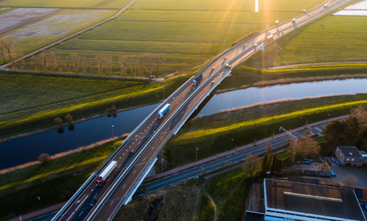 Snelweg Viaductbrug overbrugt kanaal snelweg A59 bij Waalwijk, Noord-Brabant