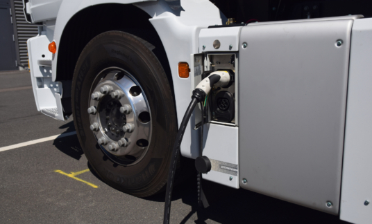Elektrische vrachtauto, laden – zero-emissie – duurzaam – groen – laadpaal