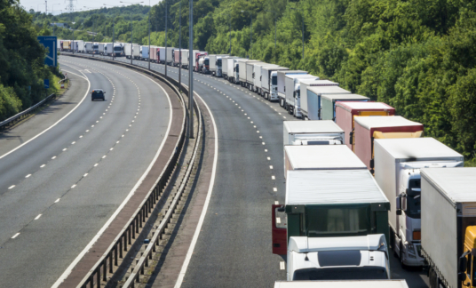 Wachtende vrachtwagens Engeland – file – snelweg – brexit – Engeland