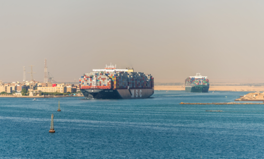 Traffic on the Suez Canal in Egypt – containervervoer – schip – wereldhandel