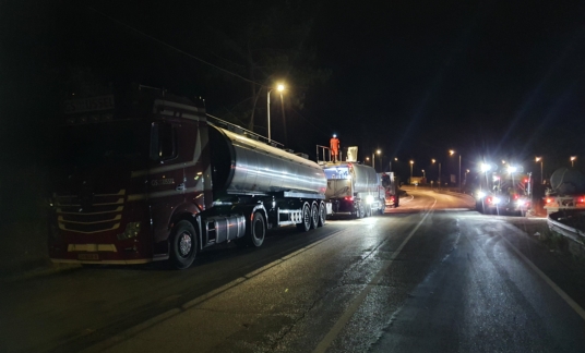 Huzarenstukje Nederlandse wegenbouwtransporteurs op Portugese A1 (3)