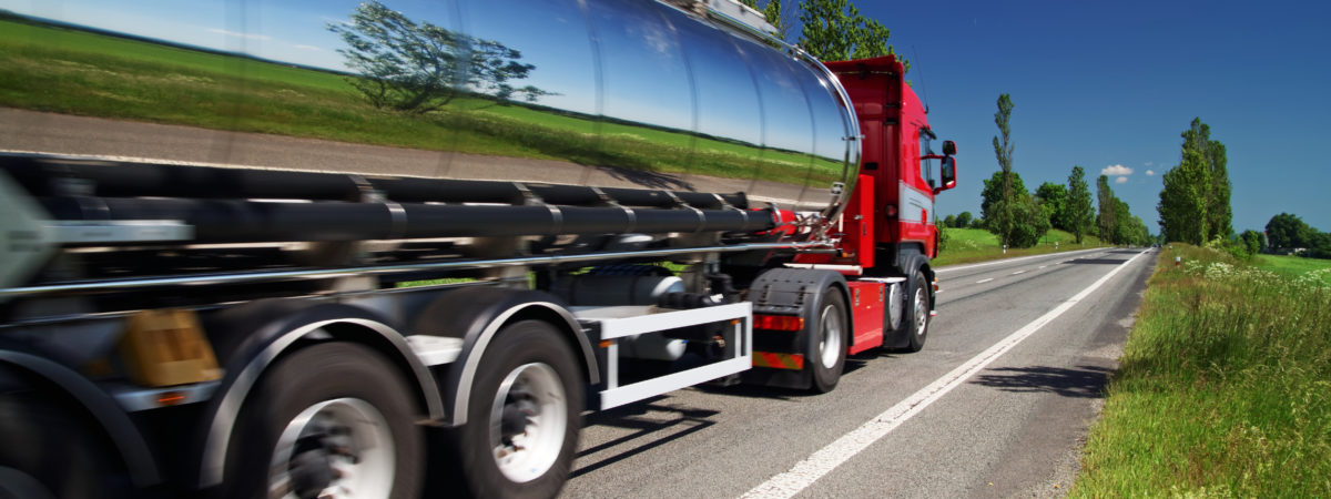Mirroring the landscape chrome tank truck moving on a highway – vloeistof
